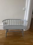 Pinnträsoffa barn grå träbänk