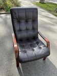 Retro fåtölj i brunt skinn och betsad bok 70-tal