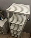 ommålad vit Ikea hylla i trä