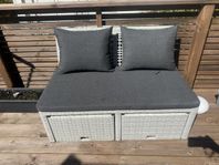 Broby balkongsoffa med sidobord - Ljusgrå konstrotting
