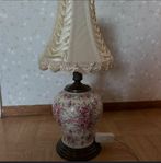 Porslin och mässing bordslampa med blommor