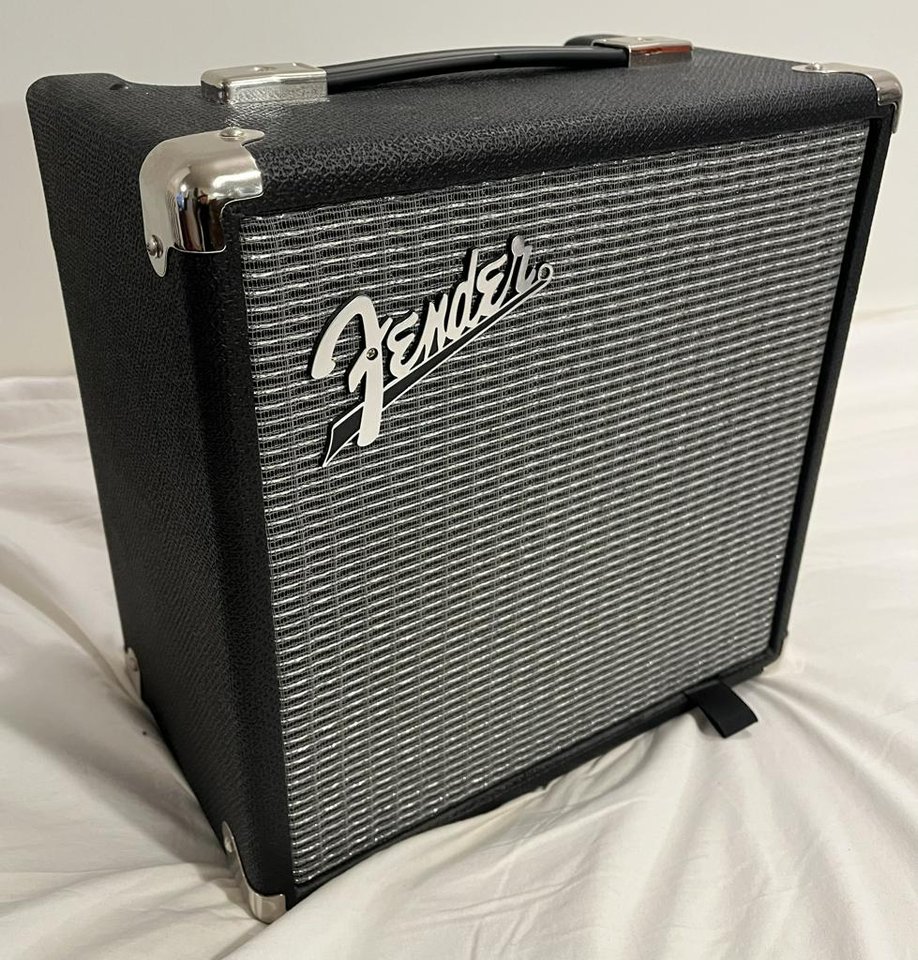 Basförstärkare Fender, gigbag...