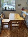 Köksbord + 4 tillhörande stolar 