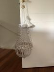 Vit taklampa i vintage/shabby chic-stil. 