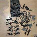 leksakstridsvagn med actionfigurer