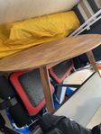 Runt soffbord i massivt trä – 100 cm i diameter, med hjul