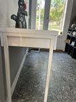 Sideboard med två lådor i vitt