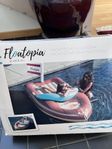 Uppblåsbar Yacht Float från Floatopia – Sommarlyx i pool