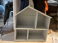IKEA FLISAT dockhus/vägghylla – ljusblå med grön skorst