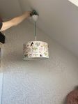 Designad Taklampa till barnrummet - Fem myror…