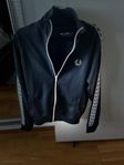 Fred Perry Track Jacket – knappt använd (strl S)