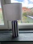 Randig bordslampa från Åhléns 