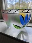 Stor glasskål av Ulrika Hydman Vallien