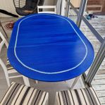 Utdragbart bord med stolar