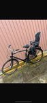 Svart cykel med barnsits bakom