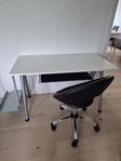 skrivbord och stol