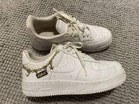 Nike air force 1 med berlocker 