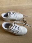 Vita Puma gympaskor storlek 33