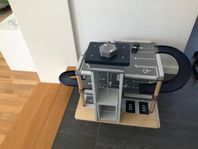 Parkeringshus med bilar 