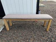Sittbänk i massivt ek.