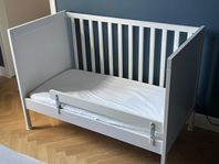 IKEA - Sundvik spjälsäng med madrass
