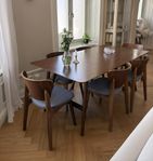Matgrupp valnöt bord stolar
