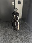 en golf bär bag med tre stycken golf klubbor 6,7,S