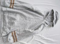 Grå hoodie