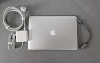 Apple Macbook Air 13" 2017 med laddare och adapter