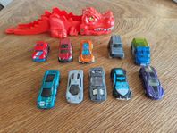 Hot wheels bilar och drake/dino till bana