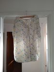vit med blommor blus, storlek M