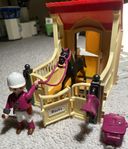 Äkta Playmobil ryttare med häst och box säljes