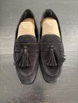 Svarta loafers i mocka med toffsar