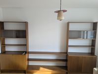 Bokhylla i teak med två låsbara hurtsar & flyttbara hyllor
