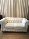 chesterfield soffa vit sammet & ljusbeigea sammetsfåtöljer