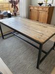 Rustikt matbord i industristil