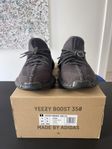 Yeezy 350 v2 triple black US9 ( 42 2/3 )