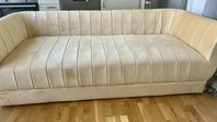Soffa i beige sammet NYSKICK