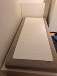 Malm säng 90x200 cm och Koppararp soffa