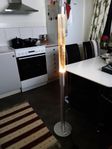 Golvlampa med vattenbubblor och ljus