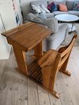 Charmig gammal skolbänk