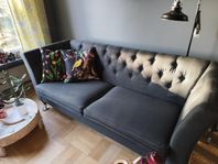 Gråsvart soffa