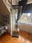 DETOLF Vitrinskåp med belysning