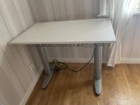 Litet elektriskt höj- och sänkbart skrivbord Kinnarps 100 
