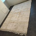 Helt oanvänd äkta Marocko Beni ourain ull matta 200×300 c