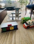 Leksaksgarage, fordon och stall