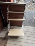 Skrivbord och hylla i String-stil