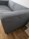 grå soffa