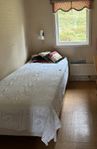 Bortskänkes - Fin säng 90 cm med bäddmadrass
