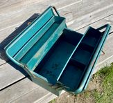 Grön verktygslåda i plåt med patina